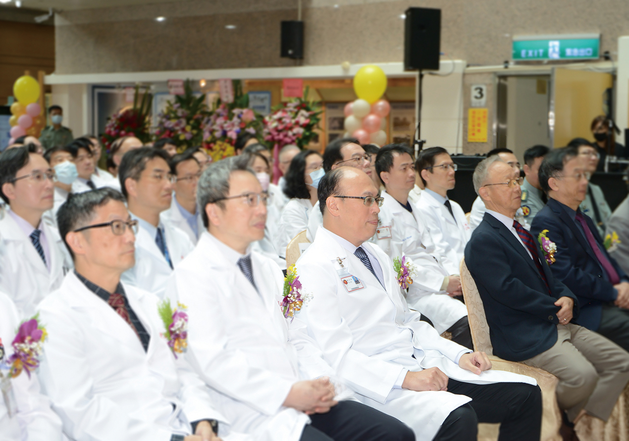 院長及與會醫師及來賓聆聽部長賀詞